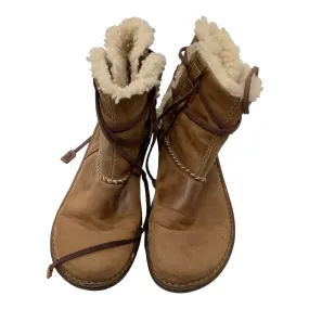 Boots Snow By Ugg  Size: 9